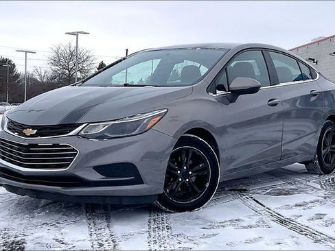 Used 2017 Chevrolet Cruze LT image 2