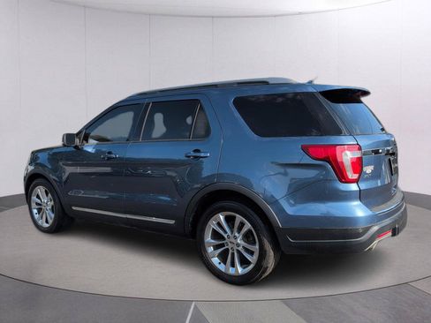 Used 2018 Ford Explorer XLT w/ Equipment Group 202A FWD image 3