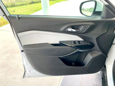 Used 2025 Chevrolet Trax LT w/ LT Convenience Package FWD image 11