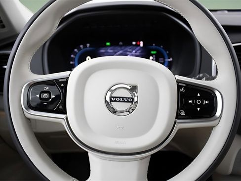 New 2025 Volvo XC90 T8 Plus w/ Protection Package Premier image 17