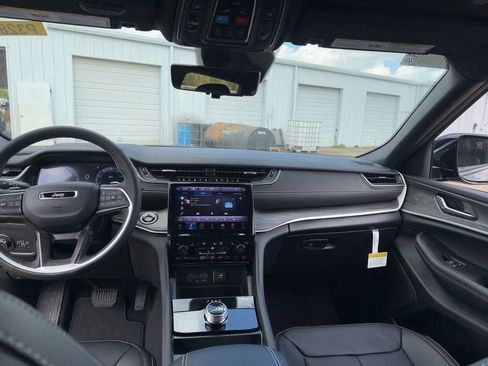 New 2025 Jeep Grand Cherokee L Limited w/ Luxury Tech Group II RWD image 31