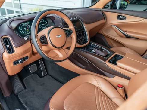 Used 2021 Aston Martin DBX image 3