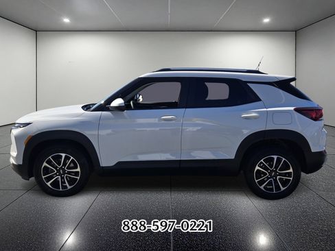 Used 2025 Chevrolet TrailBlazer LT image 2