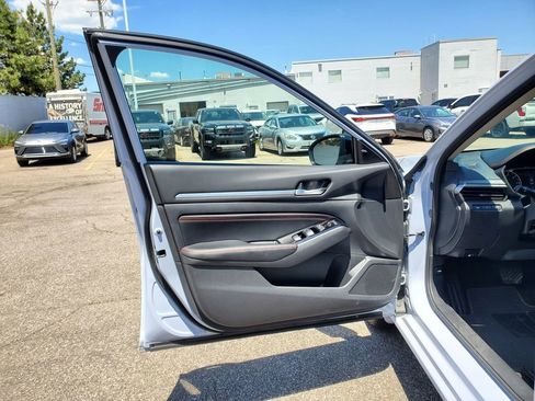 Used 2023 Nissan Altima 2.5 SR AWD/4WD image 12