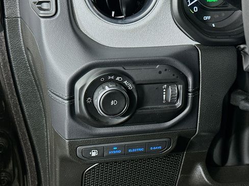 Used 2025 Jeep Wrangler Sahara image 16