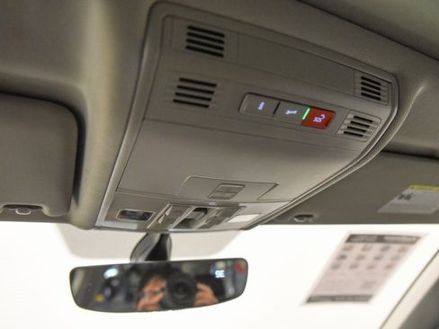 Used 2021 Volkswagen Tiguan SE w/ Panoramic Sunroof Package image 25