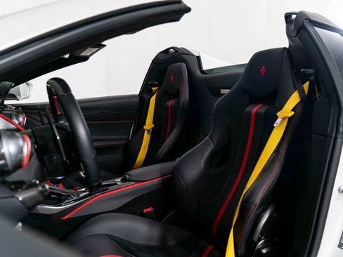 Used 2022 Ferrari 812 GTS RWD image 15