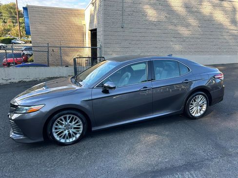 Used 2019 Toyota Camry XLE FWD image 8