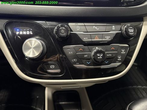 Used 2018 Chrysler Pacifica Touring-L Plus image 32