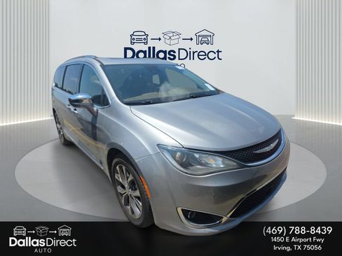 Used 2017 Chrysler Pacifica Limited FWD image 2