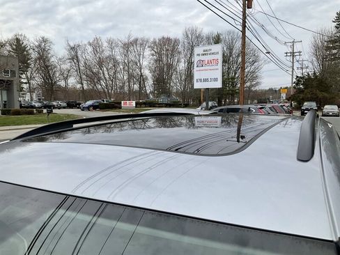 Used 2020 Volkswagen Tiguan SE w/ Panoramic Sunroof Package image 9