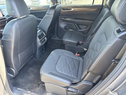 Used 2024 Volkswagen Atlas SE image 15