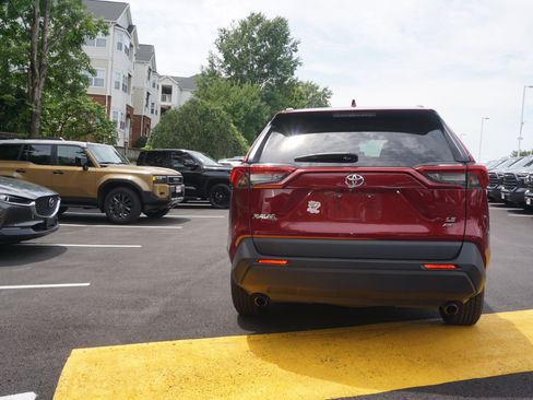 Used 2019 Toyota RAV4 LE w/ All Weather Liner Package AWD/4WD image 4
