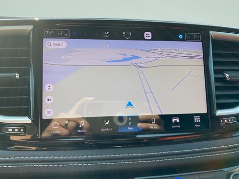 Used 2024 Chrysler Pacifica Limited FWD image 3