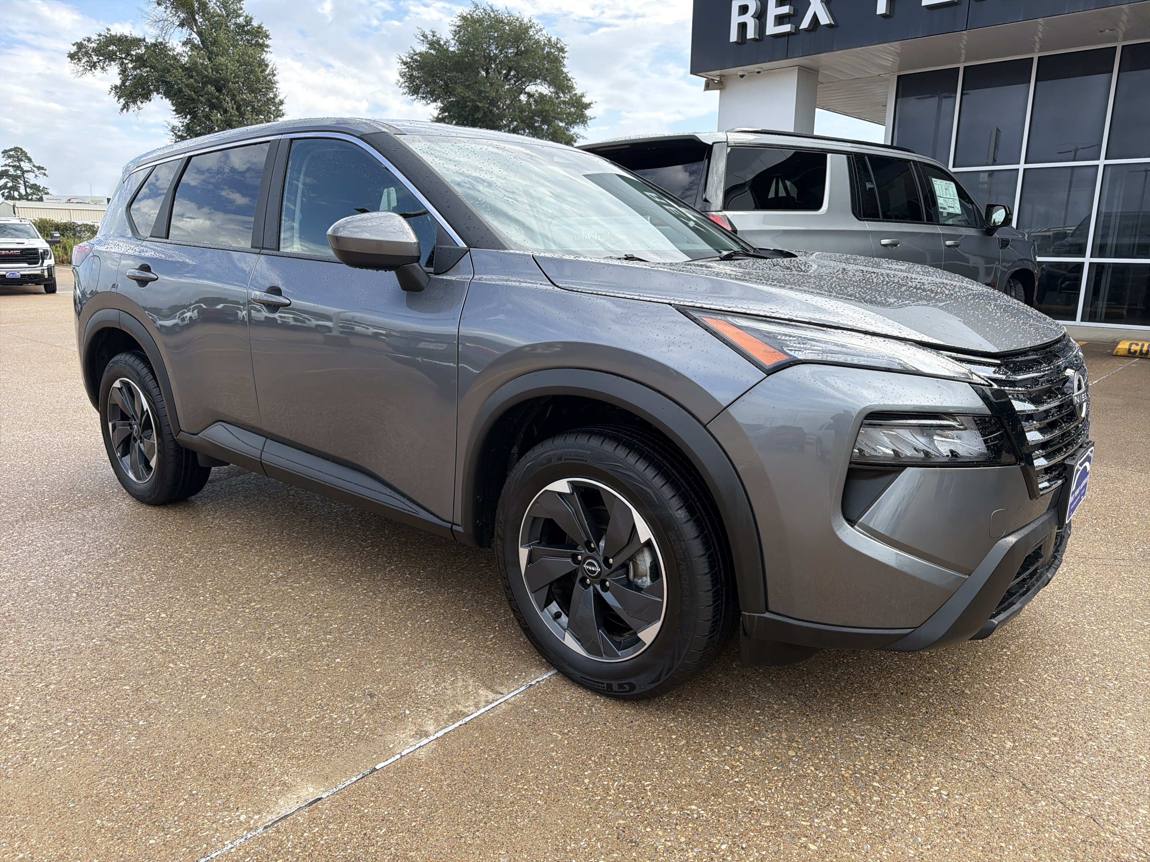 Used 2025 Nissan Rogue SV AWD/4WD image 2