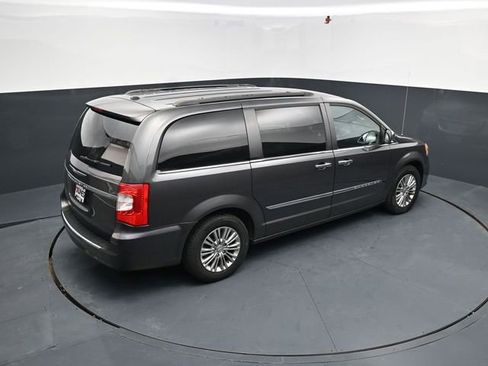 Used 2016 Chrysler Town & Country Touring-L w/ Driver Convenience Group image 39