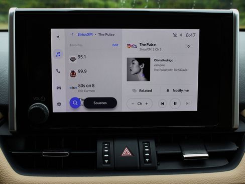 Used 2023 Toyota RAV4 XLE Premium image 29