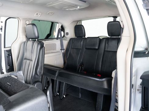 Used 2015 Chrysler Town & Country Touring-L image 12