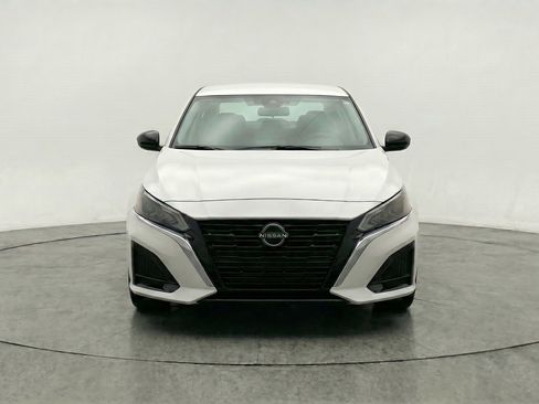 Used 2025 Nissan Altima 2.5 SV FWD image 2