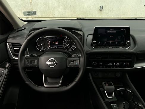 Used 2025 Nissan Rogue SV image 14