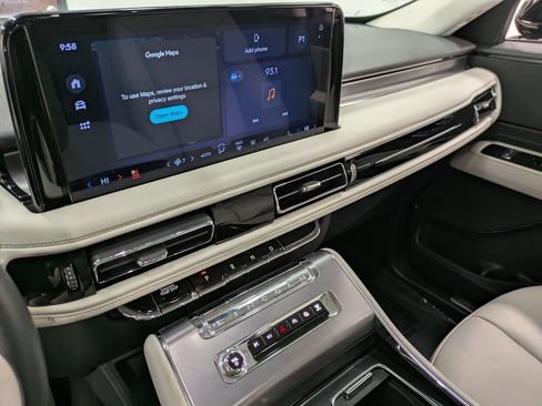 Used 2025 Lincoln Aviator Premiere image 10