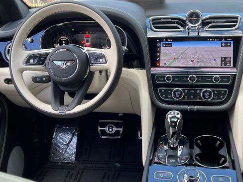 Used 2025 Bentley Bentayga AWD/4WD image 4