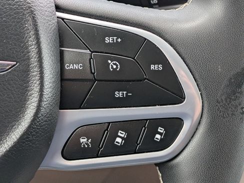 Used 2024 Chrysler Pacifica Touring-L FWD image 24