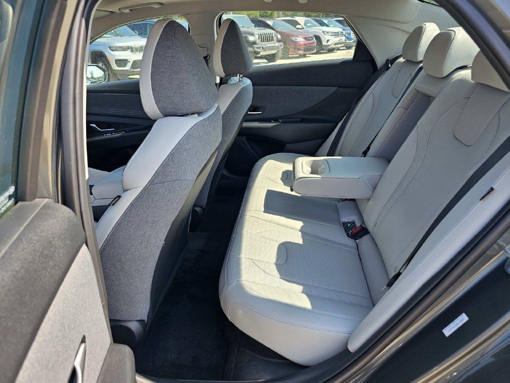 Used 2025 Hyundai Elantra Limited FWD image 33