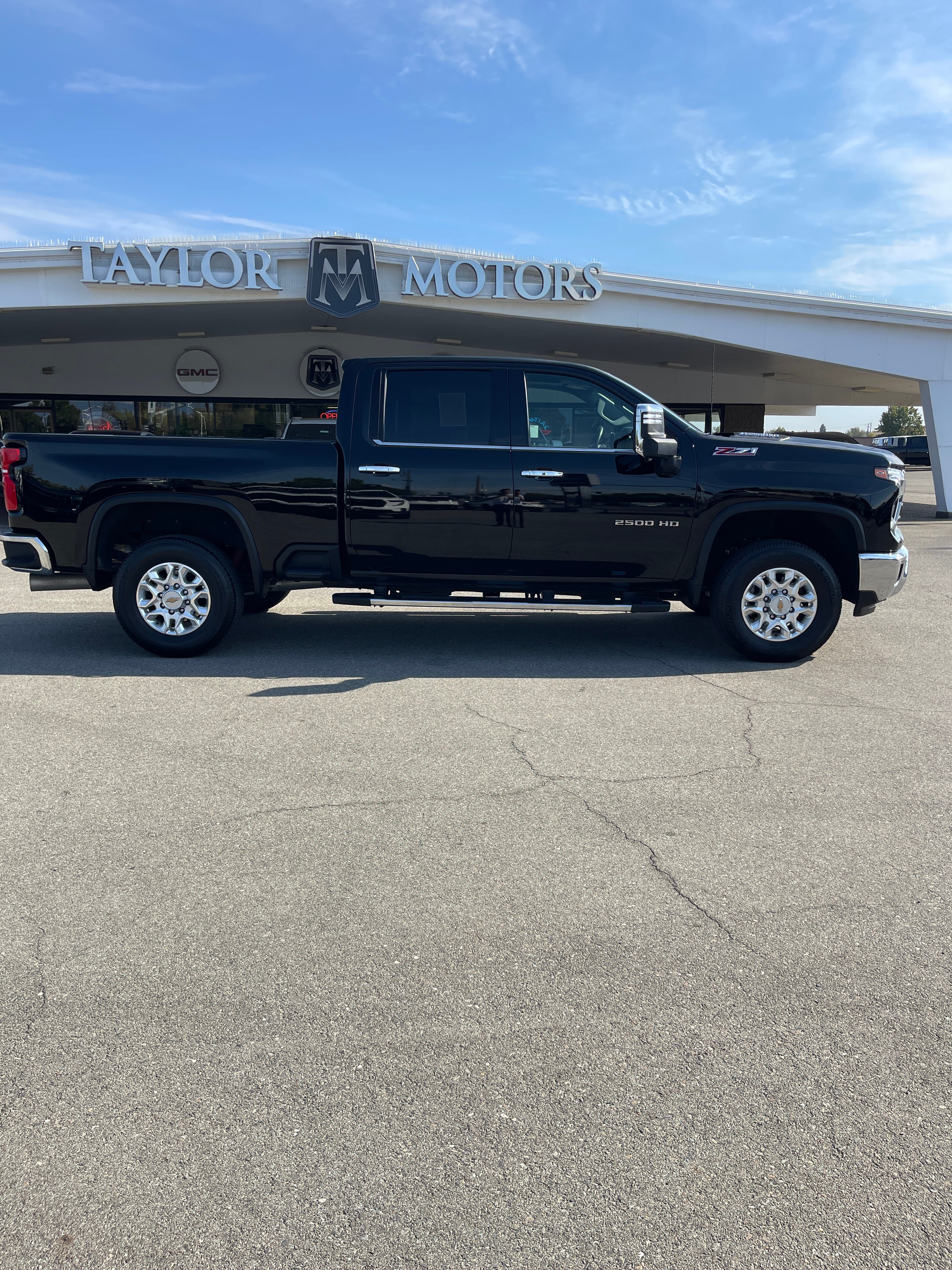 Used 2024 Chevrolet Silverado 2500 LTZ w/ LTZ Plus Package AWD/4WD image 4