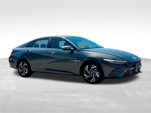 Used 2025 Hyundai Elantra Limited FWD image 11