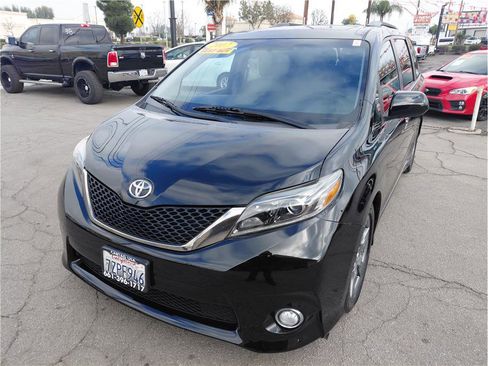 Used 2017 Toyota Sienna SE image 19