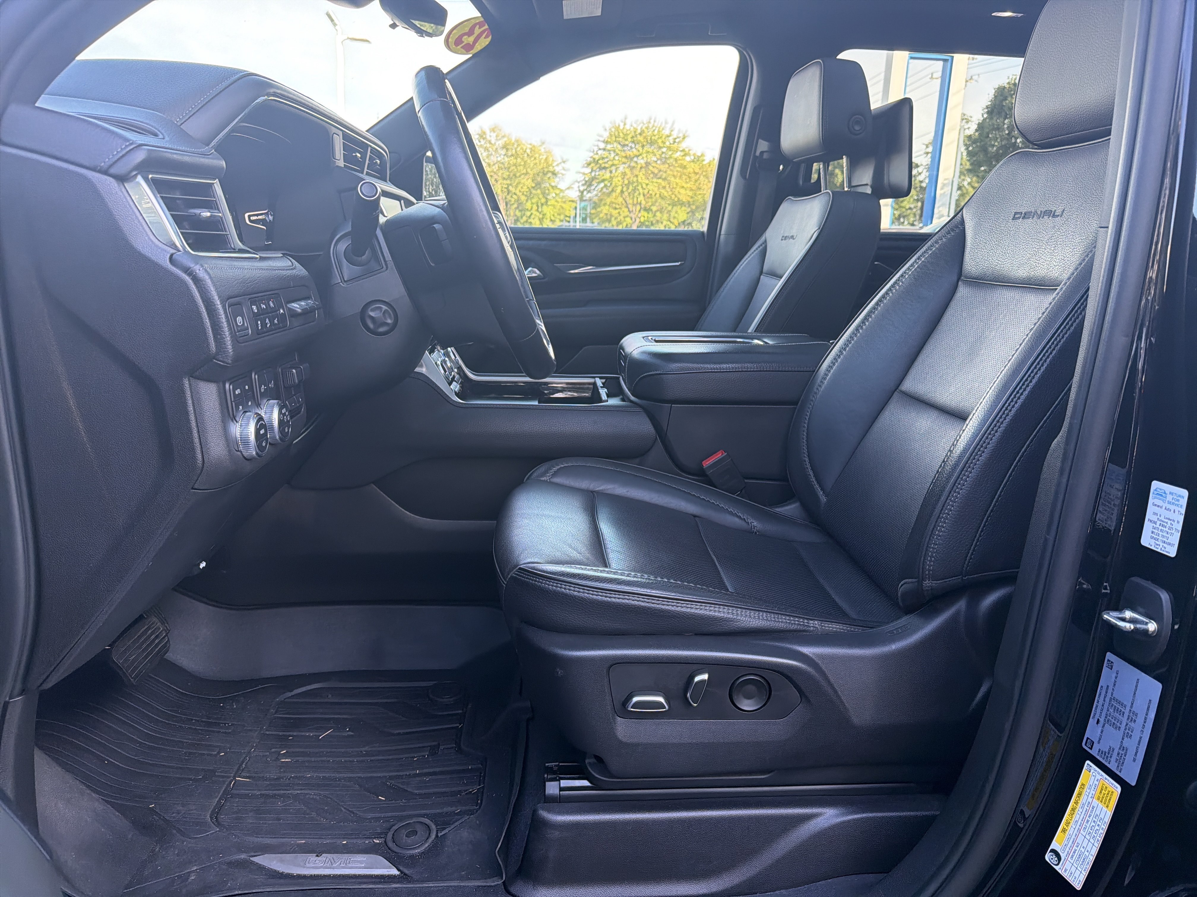 Used 2023 GMC Yukon XL Denali w/ Advanced Technology Package AWD/4WD image 16