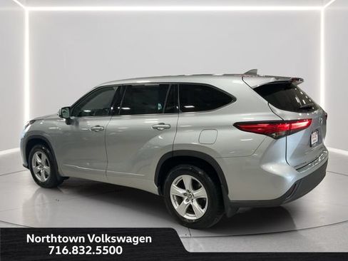 Used 2020 Toyota Highlander LE AWD/4WD image 3