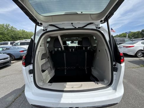 Used 2024 Chrysler Pacifica Limited FWD image 21