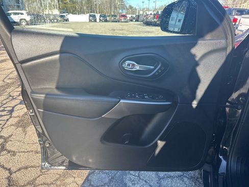 Used 2019 Jeep Cherokee Limited image 15