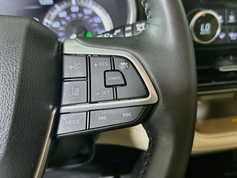 Used 2023 Toyota Highlander XLE FWD image 17