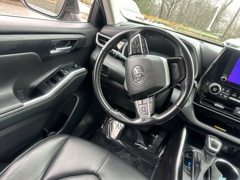 Used 2023 Toyota Highlander XLE AWD/4WD image 21