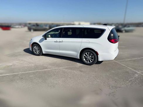 New 2026 Chrysler Pacifica Limited image 7