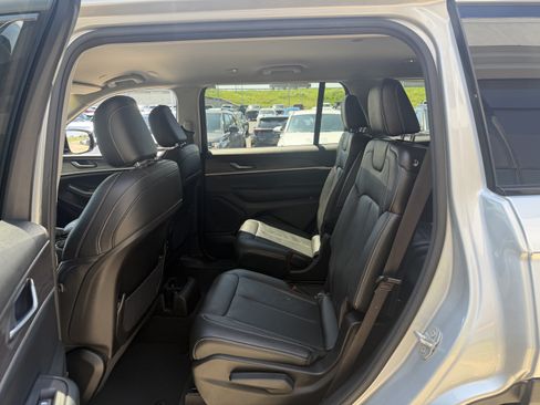 Used 2023 Jeep Grand Cherokee L Limited AWD/4WD image 31