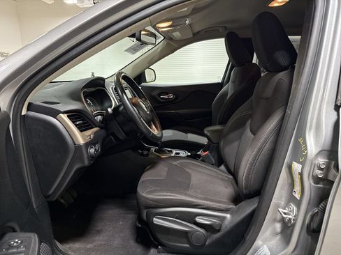 Used 2017 Jeep Cherokee Latitude AWD/4WD image 19
