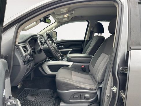 Used 2020 Nissan Titan SL image 9