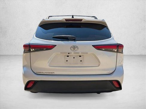 Used 2022 Toyota Highlander LE FWD image 6