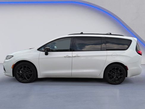 Used 2025 Chrysler Pacifica Limited FWD image 5