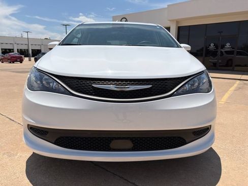 Used 2023 Chrysler Voyager LX FWD image 4
