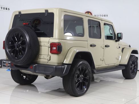 Used 2022 Jeep Wrangler Unlimited Sahara AWD/4WD image 3