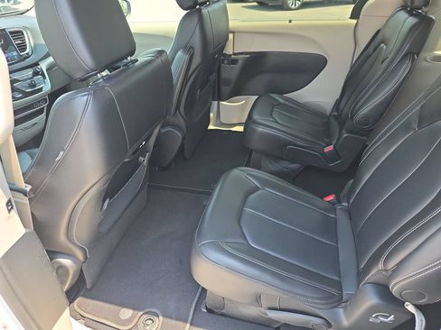 Used 2023 Chrysler Pacifica Touring-L FWD image 29