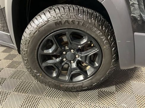 Used 2019 Jeep Cherokee Trailhawk w/ Comfort/Convenience Group image 39