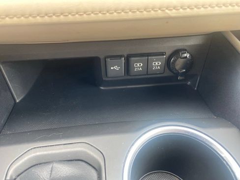 Used 2020 Toyota Highlander XLE AWD/4WD image 13