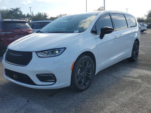 New 2026 Chrysler Pacifica Select image 2