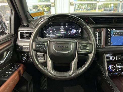 Used 2023 GMC Yukon Denali Ultimate AWD/4WD image 17